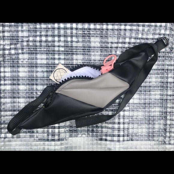 Cold Lips leather ((vegan)) fanny pack. Handmade in NC from reclaimed fabric. - Picture 7 of 7